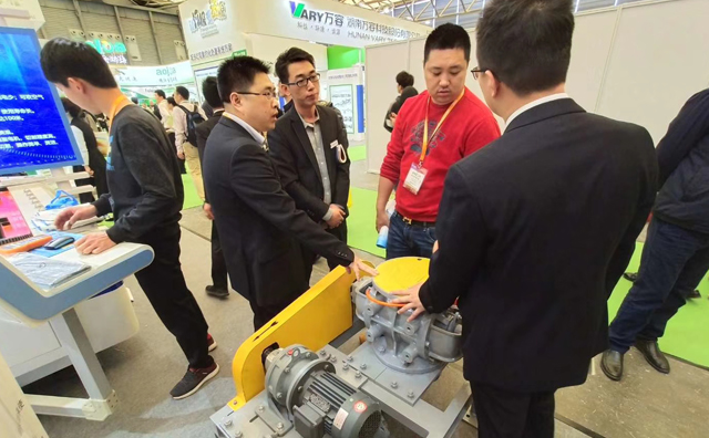 豐源機械銷售經理正在為客戶講解羅茨鼓風機的加工工藝及羅茨鼓風機各產品類型。